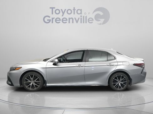 Used 2024 Toyota Camry SE image 5