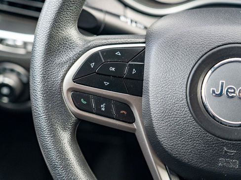 Used 2019 Jeep Cherokee Latitude w/ Popular Appearance Group FWD image 21