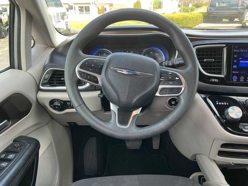 Used 2017 Chrysler Pacifica Touring Plus w/ Tire & Wheel Group FWD image 8