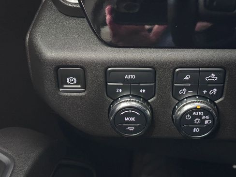 Certified 2025 GMC Sierra 1500 SLT image 25