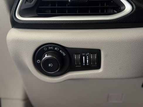 Used 2023 Chrysler Pacifica Touring-L FWD image 45