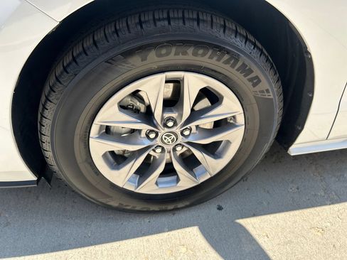 Used 2023 Toyota Sienna XLE FWD image 14