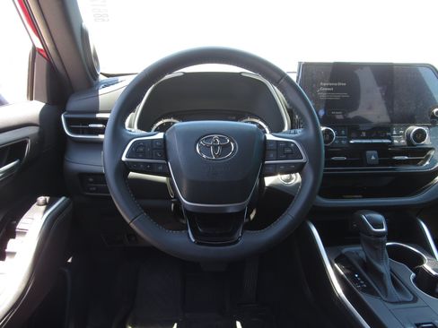 Used 2023 Toyota Highlander XSE FWD image 25