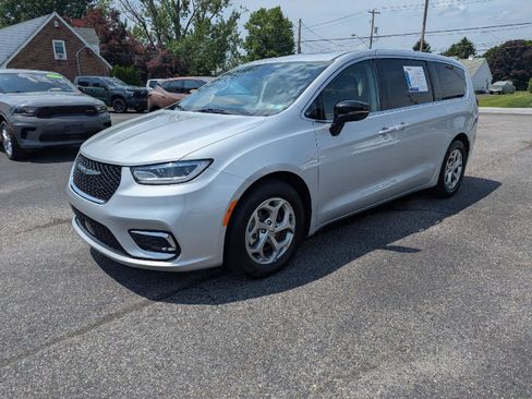 Used 2024 Chrysler Pacifica Limited FWD image 3