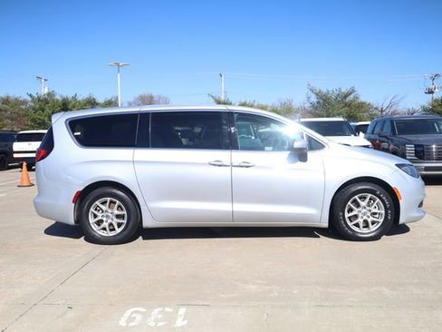 Used 2023 Chrysler Voyager LX image 4
