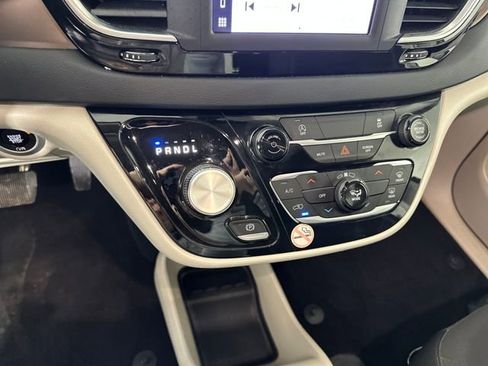 Used 2023 Chrysler Voyager LX image 20