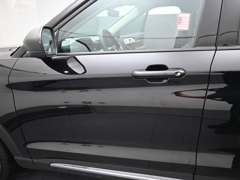 Used 2025 Ford Explorer Active w/ Active Comfort Package RWD image 9