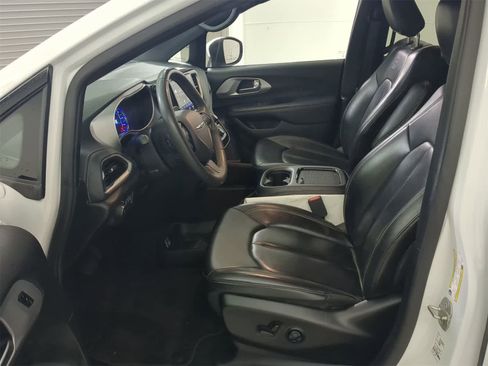 Used 2023 Chrysler Pacifica Touring-L w/ S Appearance Package image 15