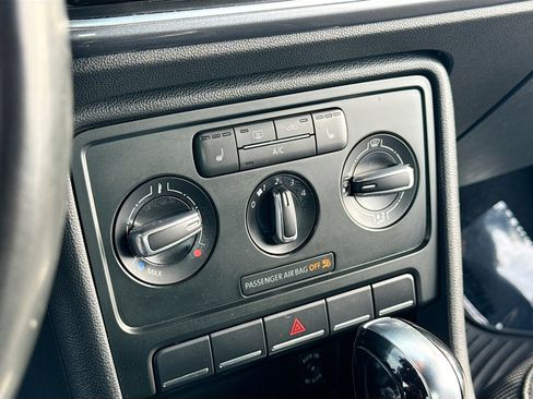 Used 2013 Volkswagen Beetle 2.5 image 8