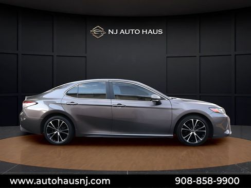 Used 2020 Toyota Camry SE w/ Convenience Package FWD image 13