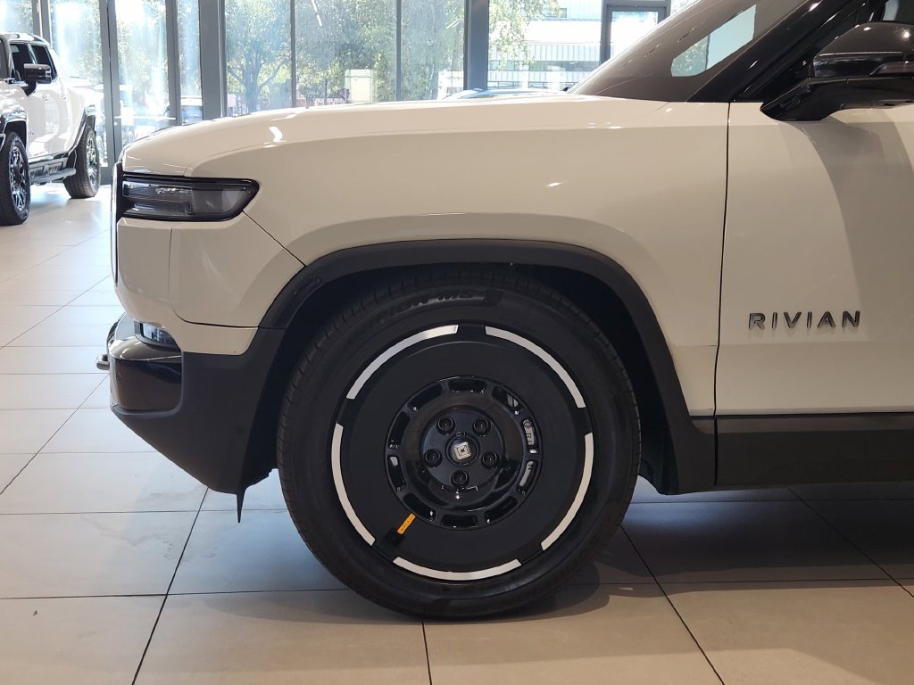 Used 2025 Rivian R1S Adventure Dual AWD/4WD image 9