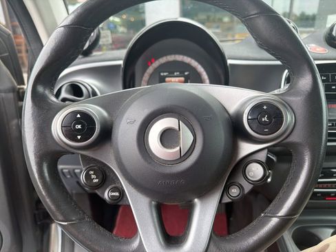Used 2016 smart fortwo passion RWD image 12