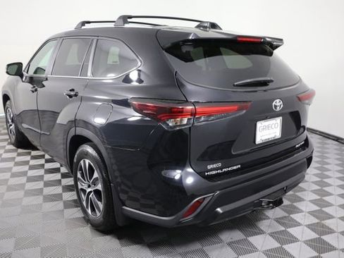 Used 2024 Toyota Highlander XLE AWD/4WD image 6