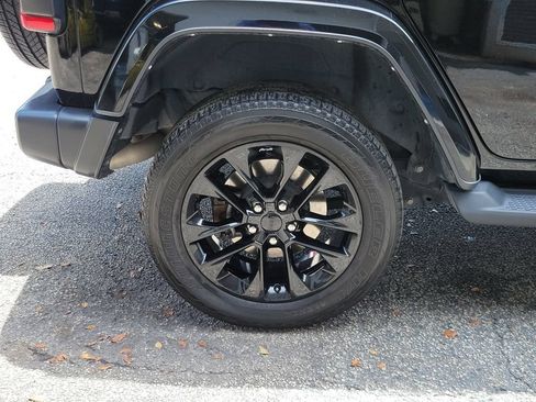 Used 2021 Jeep Wrangler Unlimited Sahara w/ Cold Weather Group AWD/4WD image 10