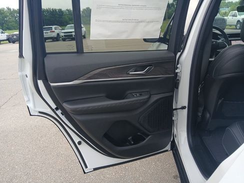 New 2026 Jeep Grand Cherokee Altitude image 34