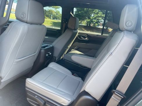 Used 2023 GMC Yukon SLT AWD/4WD image 9
