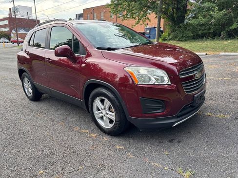Used 2016 Chevrolet Trax LT w/ LT Sun and Sound Package FWD image 3
