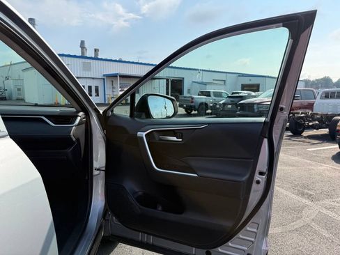 Used 2025 Toyota RAV4 XLE AWD/4WD image 17
