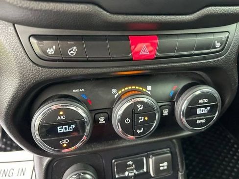 Used 2016 Jeep Renegade Trailhawk w/ Premium Trailhawk Package AWD/4WD image 26
