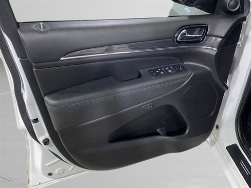 Used 2019 Jeep Grand Cherokee Overland AWD/4WD image 19