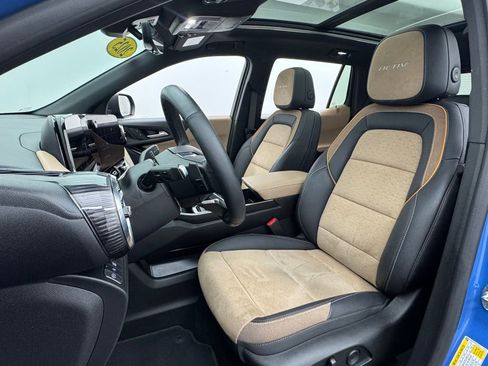 Used 2025 Chevrolet Equinox ACTIV w/ Safety and Technology Package image 18