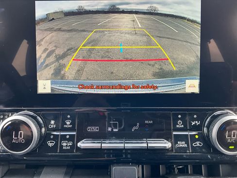 Used 2023 Toyota Highlander Limited image 17