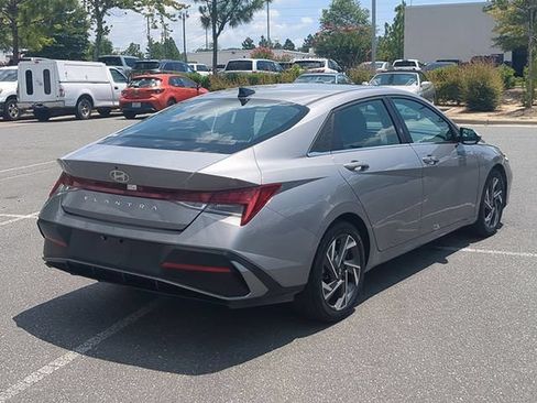 Used 2025 Hyundai Elantra SEL FWD image 4