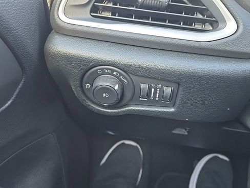 Used 2025 Chrysler Pacifica Select FWD image 16