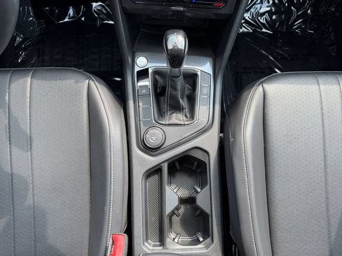 Used 2022 Volkswagen Tiguan SE w/ Panoramic Sunroof Package AWD/4WD image 11