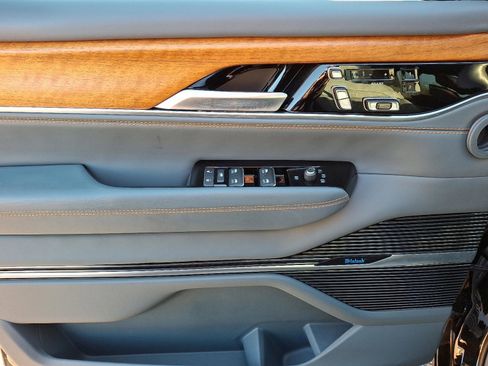 Certified 2024 Jeep Grand Wagoneer Series III w/ Rear Seat Video Group 1 image 8