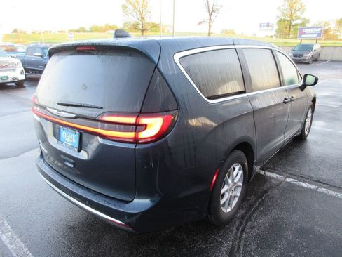 Used 2023 Chrysler Pacifica Touring-L FWD image 5