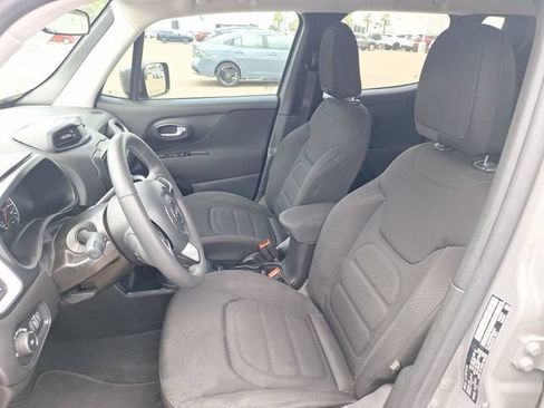 Used 2020 Jeep Renegade Latitude FWD image 9