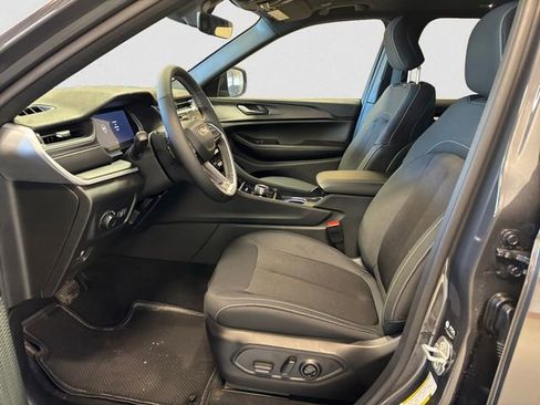 New 2026 Jeep Grand Cherokee Laredo image 11