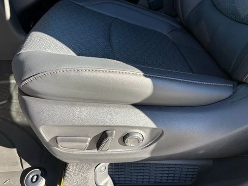 Used 2025 Toyota Sienna Platinum image 24