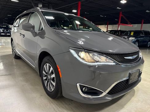 Used 2020 Chrysler Pacifica Touring-L Plus FWD image 8