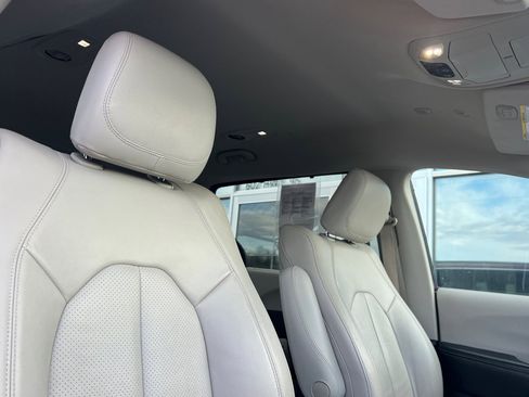 Used 2020 Chrysler Pacifica Touring-L Plus w/ Tire & Wheel Group image 18