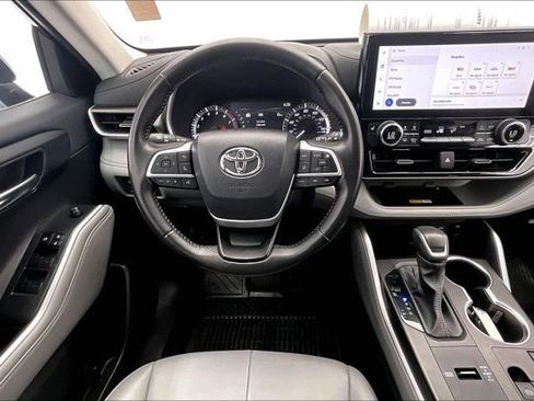 Used 2024 Toyota Highlander XLE FWD image 4
