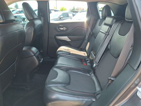 Used 2018 Jeep Cherokee Trailhawk w/ Comfort/Convenience Group AWD/4WD image 10