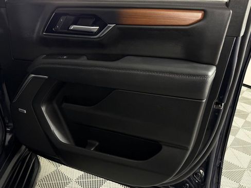 Used 2025 GMC Yukon Denali RWD image 35