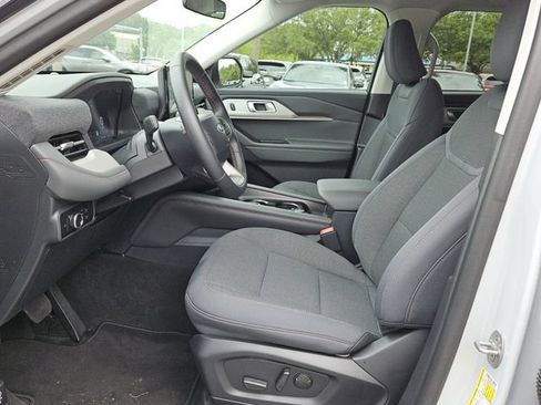 Used 2025 Ford Explorer Active AWD/4WD image 4