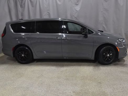 Certified 2025 Chrysler Pacifica Select image 3