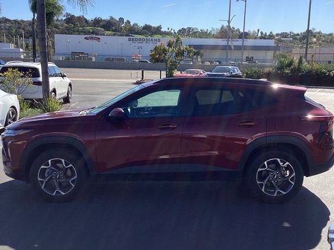 Used 2025 Chevrolet Trax LT w/ LT Convenience Package image 6