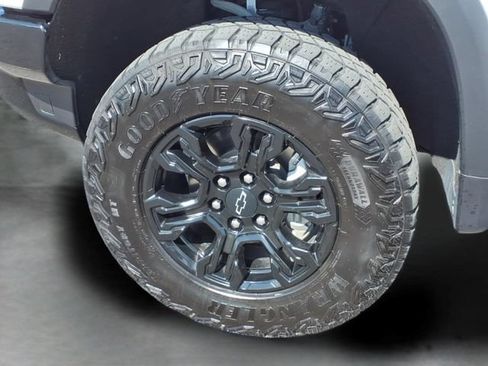 Used 2023 Chevrolet Silverado 1500 ZR2 w/ Technology Package AWD/4WD image 18