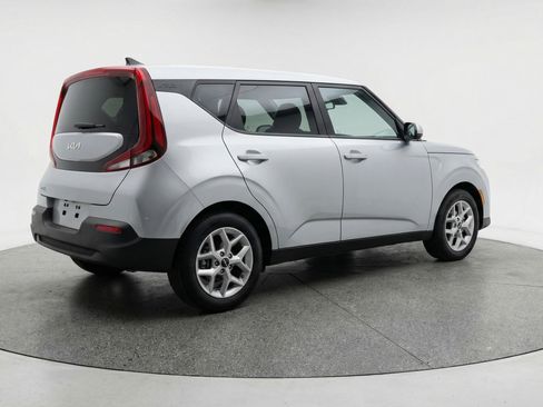 Used 2025 Kia Soul LX w/ LX Technology Package FWD image 9