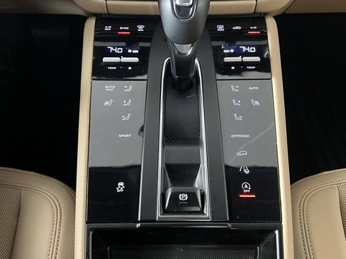 Certified 2025 Porsche Macan image 36