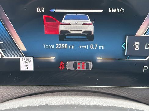 Used 2025 BMW 750e xDrive w/ Executive Package image 40