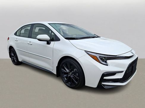 Used 2026 Toyota Corolla SE FWD image 3