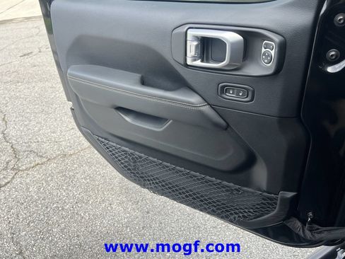 Used 2019 Jeep Wrangler Unlimited Rubicon w/ Dual Top Group AWD/4WD image 17