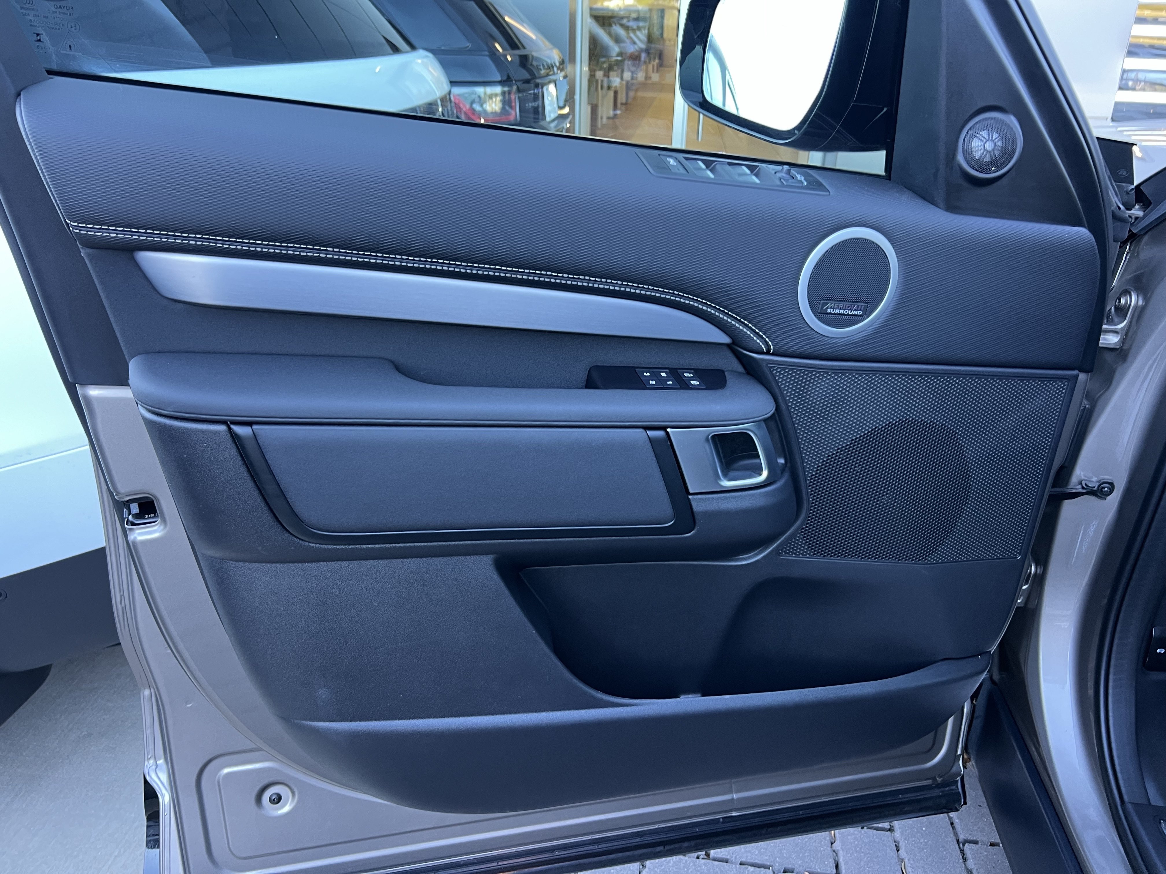 Certified 2025 Land Rover Discovery Dynamic SE AWD/4WD image 13
