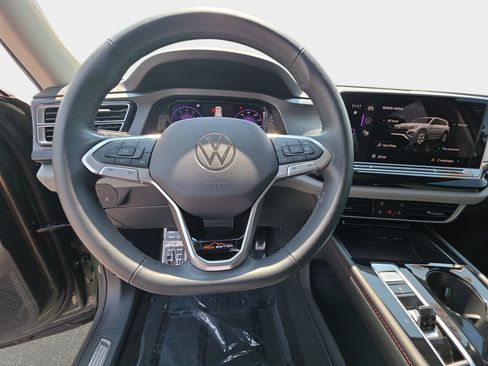 Used 2024 Volkswagen Atlas Peak Edition SEL AWD/4WD image 18